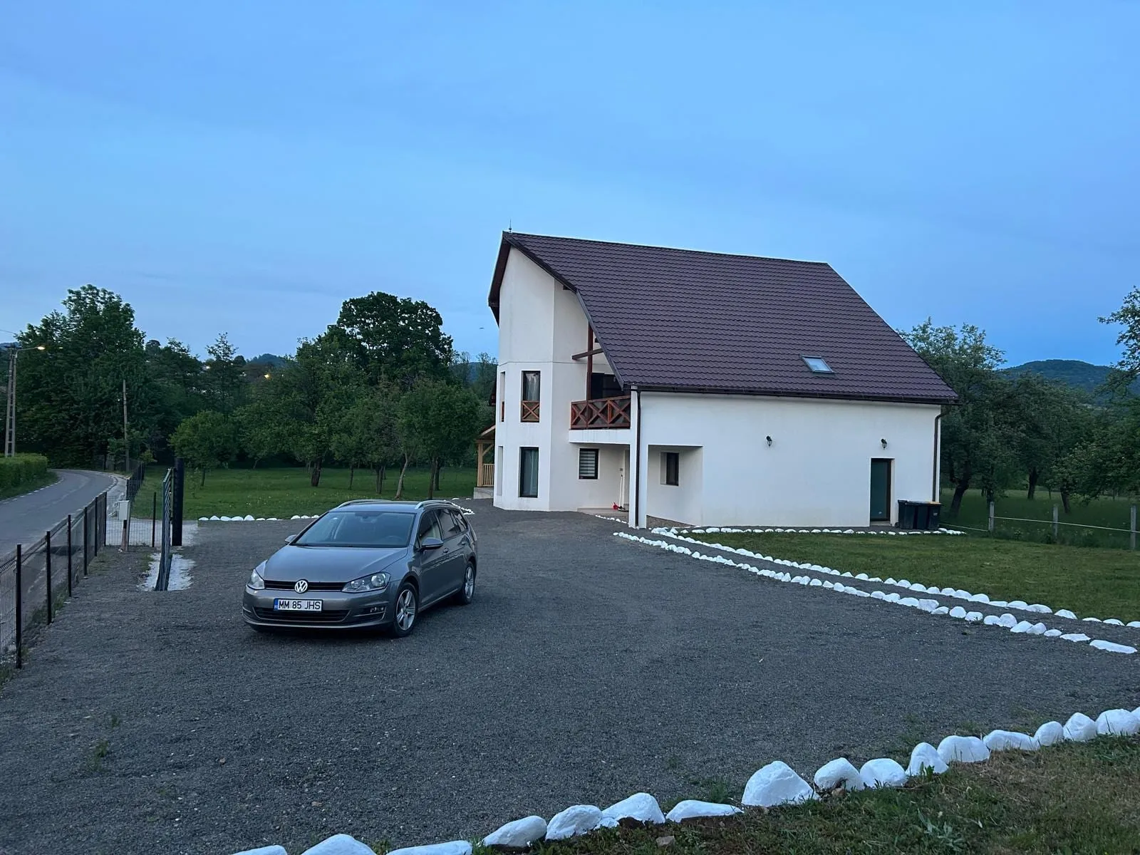 Parcare în curtea Vilei Safir